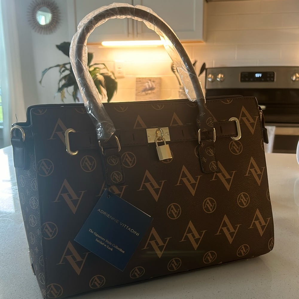 NWT Adrienne Vittadini Satchel w/lock
